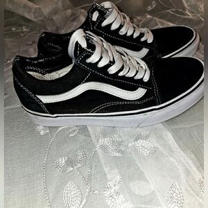 Vans black/white (old skool) size women 6.5 men 5.0